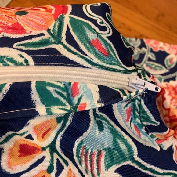 DecorMaster Patio floral table cover 60” with zipper closure - Picture 2 of 5